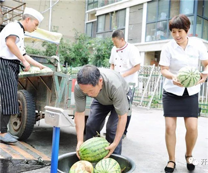 買下一整車西瓜，讓瓜農(nóng)早點(diǎn)回家